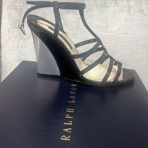 Strappy wedge shoe with buckle fastening